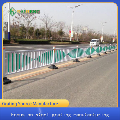 เหล็กชุบสังกะสีป้องกันการจราจร Guardrail เหล็กพ่นพลาสติกสำหรับ Urban