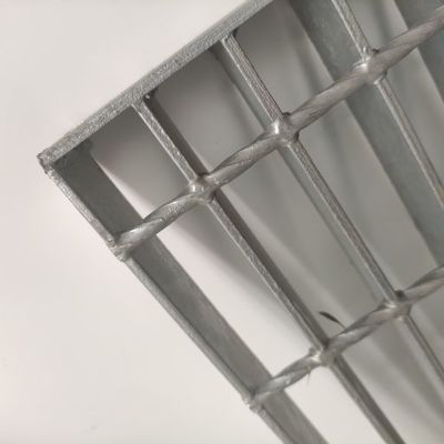 ตะแกรงโลหะเหล็กเงินสีขาวความดันการเชื่อมแบบจุ่มร้อนชุบสังกะสี