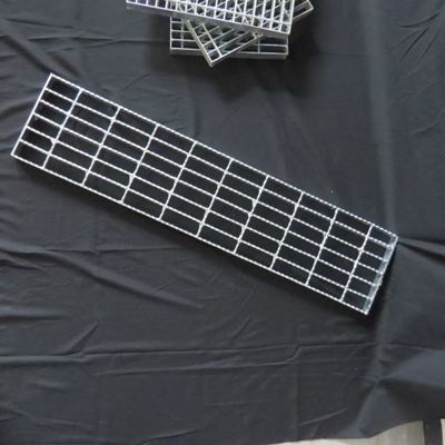 Antiskid Serrated Steel Grate Stair Treads ทนต่อการกัดกร่อน