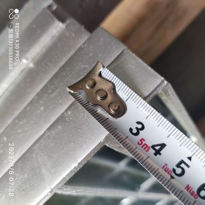 บันไดเหล็กคาร์บอนชุบสังกะสีแบบจุ่มร้อนสีเงิน