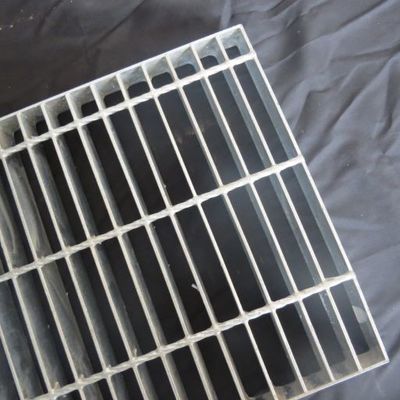 Antiskid Serrated steel Metal Grating Bar Pitch 30mm Corrosion Resistant