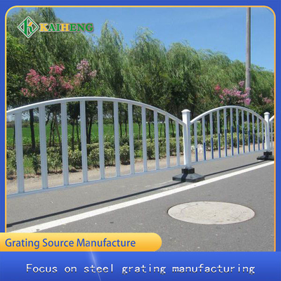 เหล็กชุบสังกะสีป้องกันการจราจร Guardrail เหล็กพ่นพลาสติกสำหรับ Urban